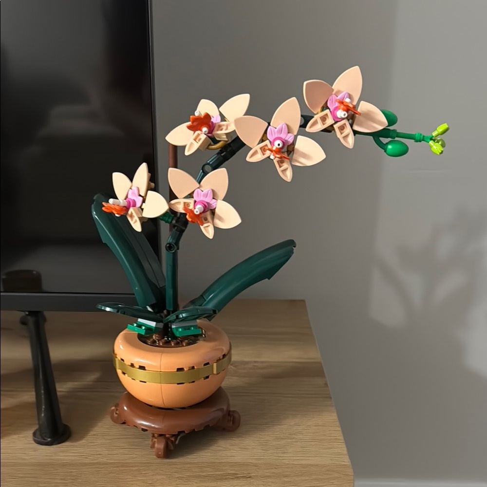 LEGO Orchid Plant Display - Peach and Dark Green